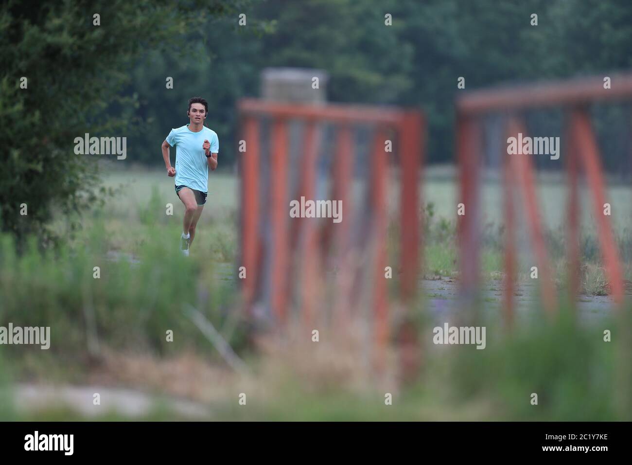 Triathlet Alex Yee während einer Trainingseinheit auf einem stillgessiedenen Flugplatz in Lincoln. Stockfoto