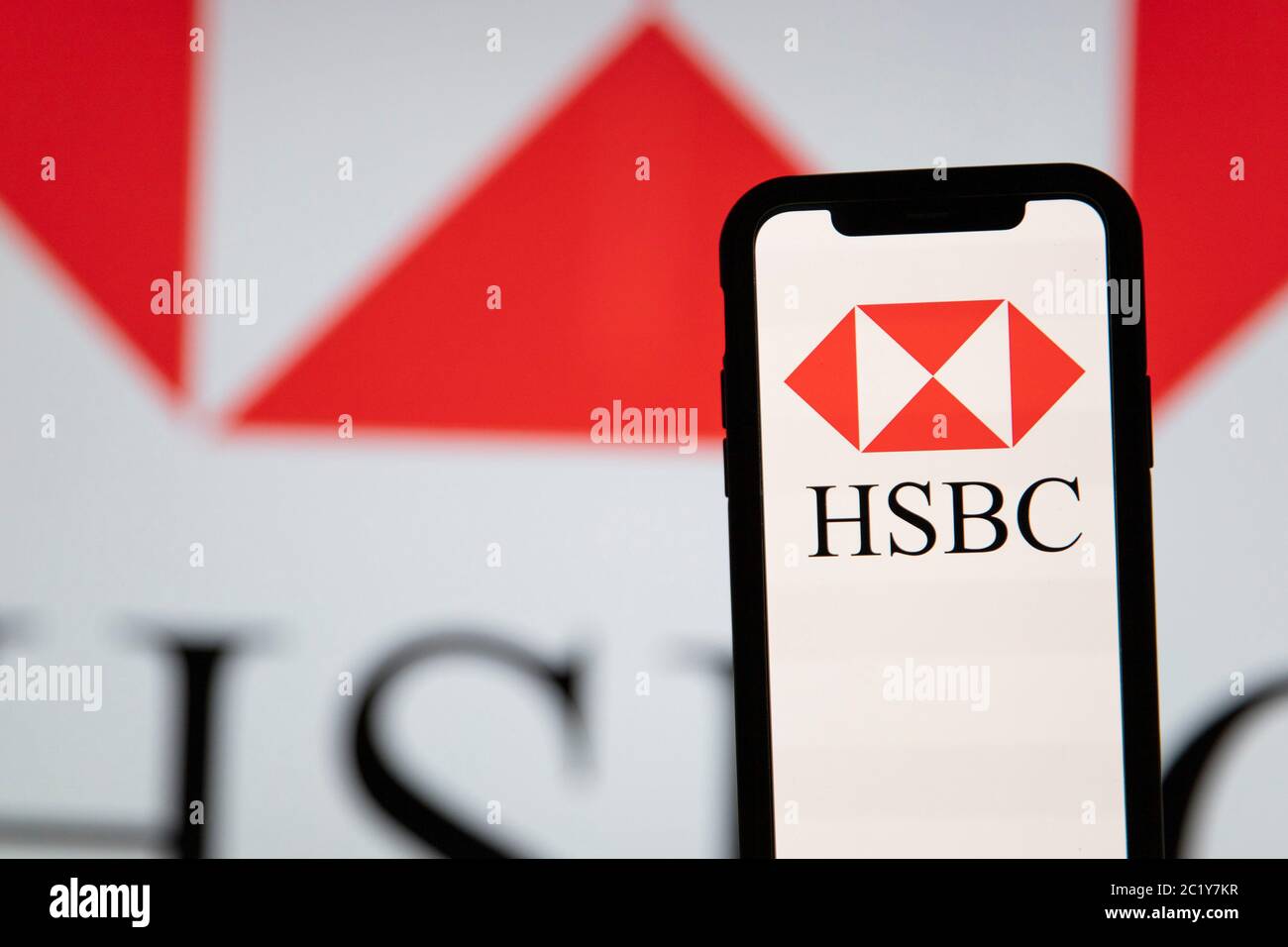 LONDON, Großbritannien – Juni 2020: HSBC-Logo für das Finanzbanking auf einem Smartphone Stockfoto