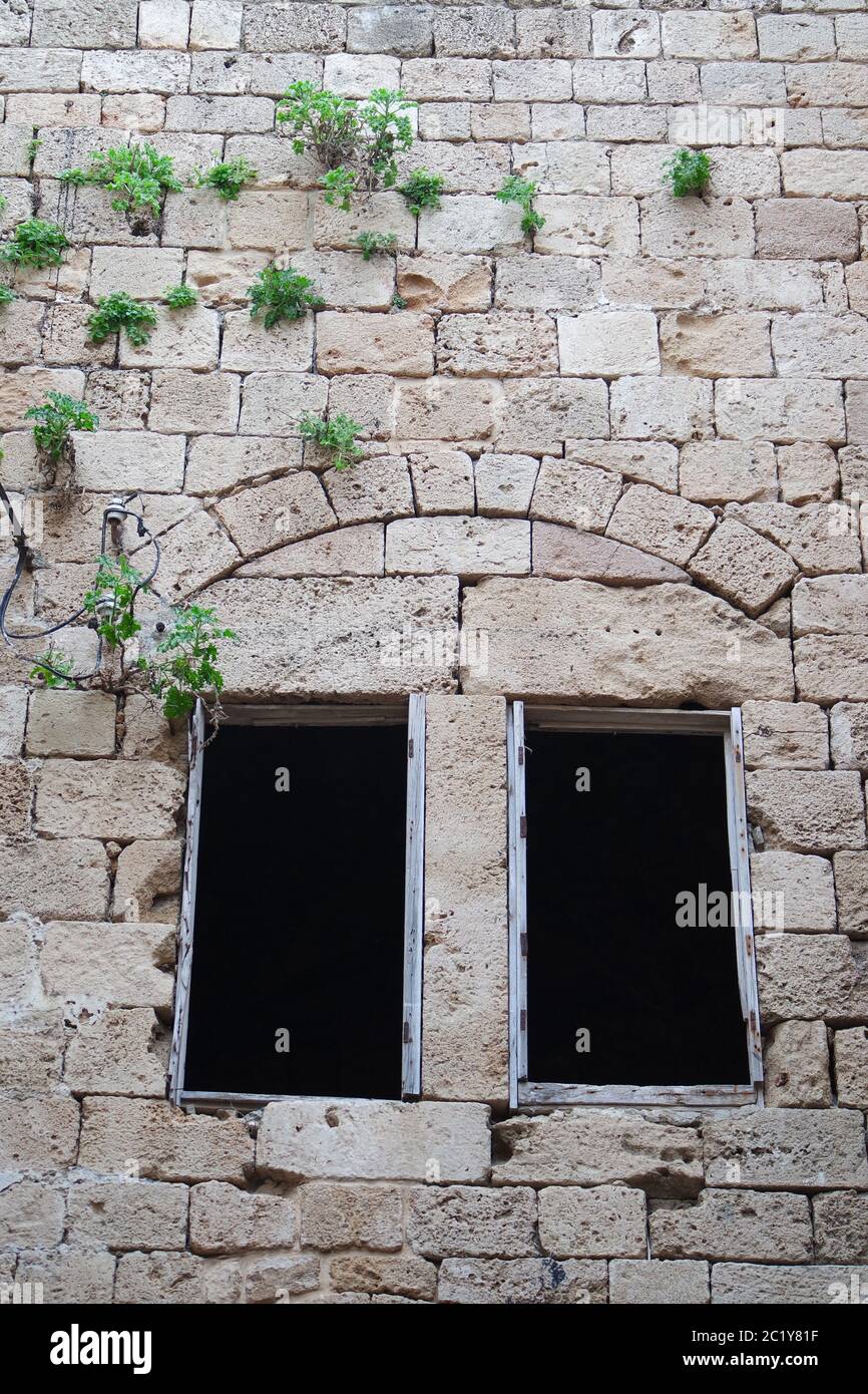 Fensteröffnungen in der alten Wand Stockfoto