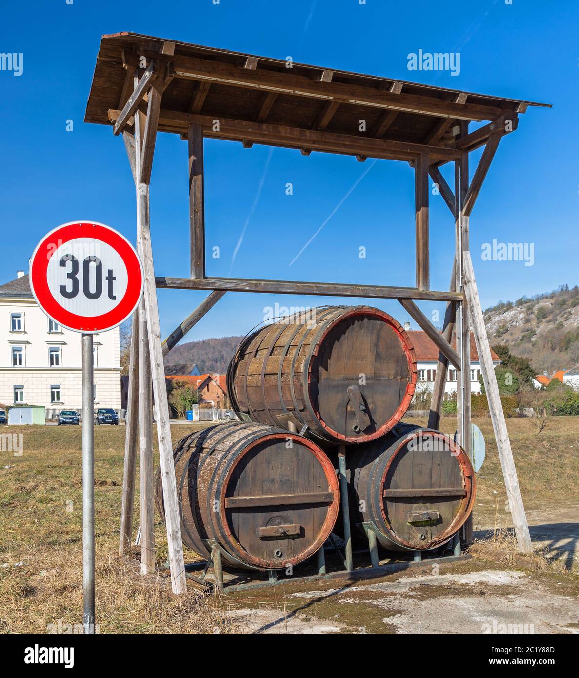 Drei große alte Bierfässer auf einer Straße in Bayern Stockfoto