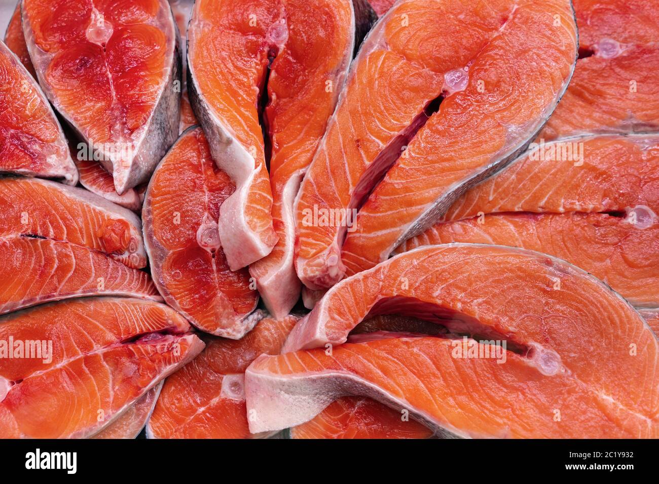 Viele Stücke roh Pacific Red Fish Chinook Lachs in Steak geschnitten und bereit zum Kochen verschiedene leckere Gerichte. Nahaufnahme von frischem Fisch Stockfoto