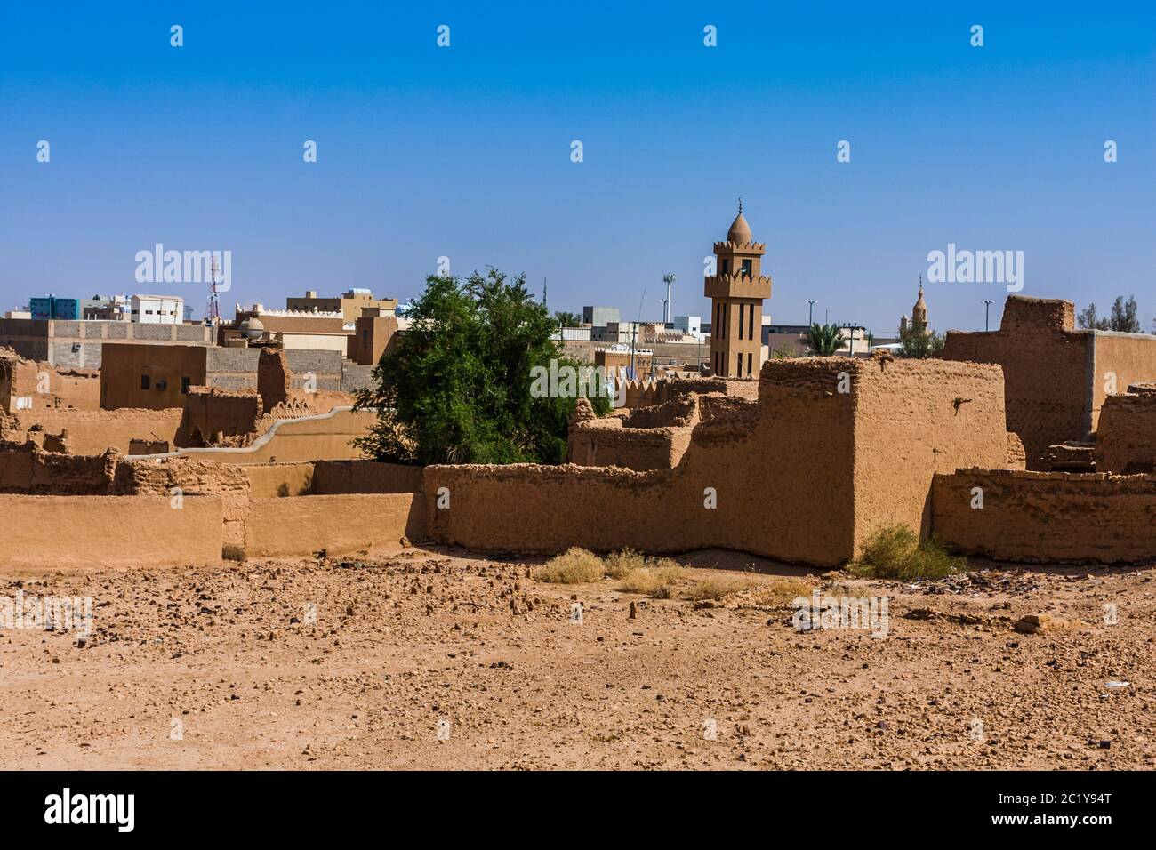 Die zerstörten und teilweise restaurierten traditionellen Lehmziegelhäuser in Al Majmaah, Saudi-Arabien Stockfoto