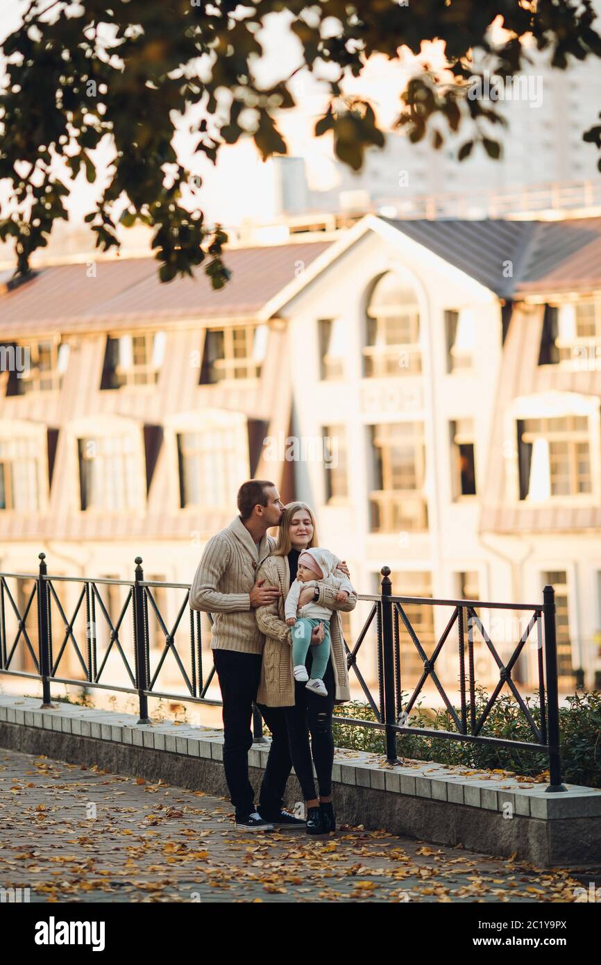 Seitenansicht der glücklichen Mann und Frau mit ihren schönen kind. Stockfoto