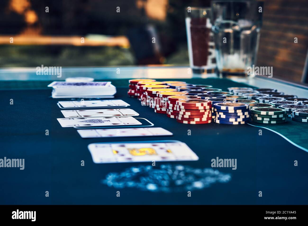 Poker and Grill - der Tisch. Hochwertige Fotos Stockfoto
