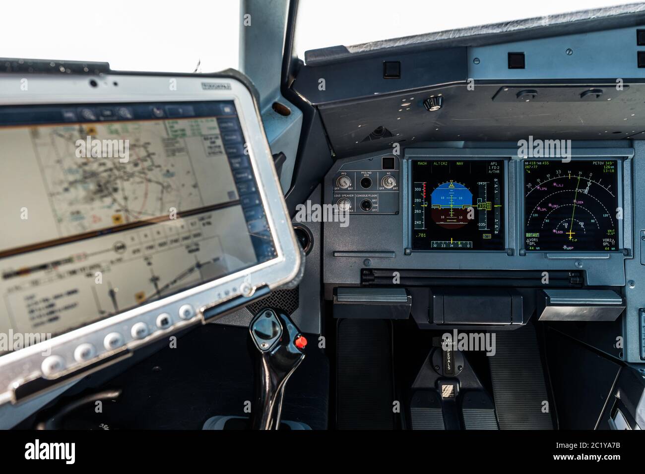 Airplane Cockpit, Captain Site mit der Primary Flight Display und Navigationsanzeige vorne und der Computer mit Navigationskarten direkt über dem Seitenstock Stockfoto