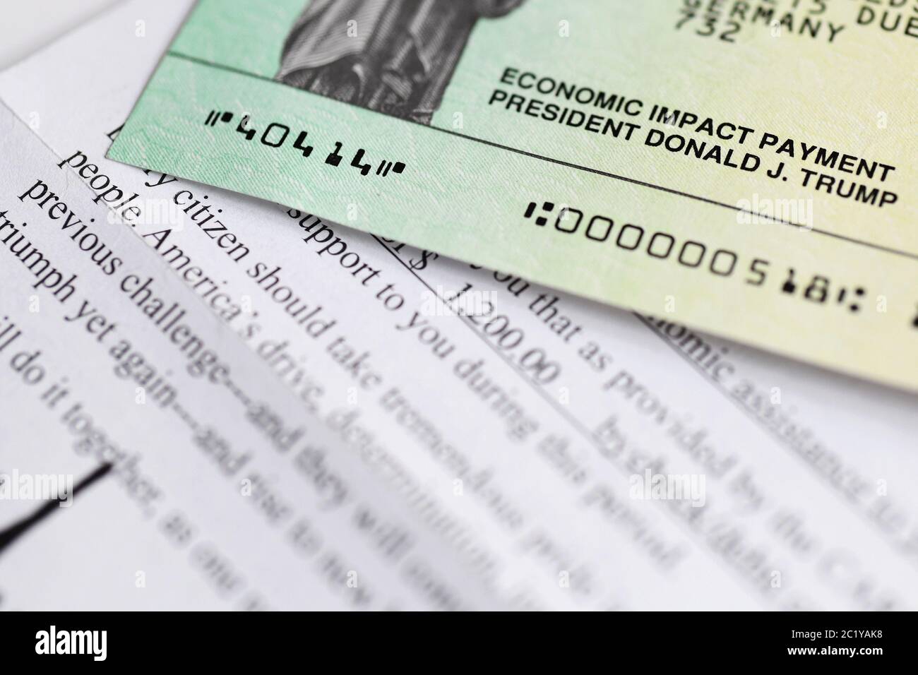 Brief des Weißen Hauses für einen Scheck über Soforthilfe an die Mehrheit der US-Steuerzahler mit der Unterschrift von US-Präsident Donald J. Trump. Stockfoto