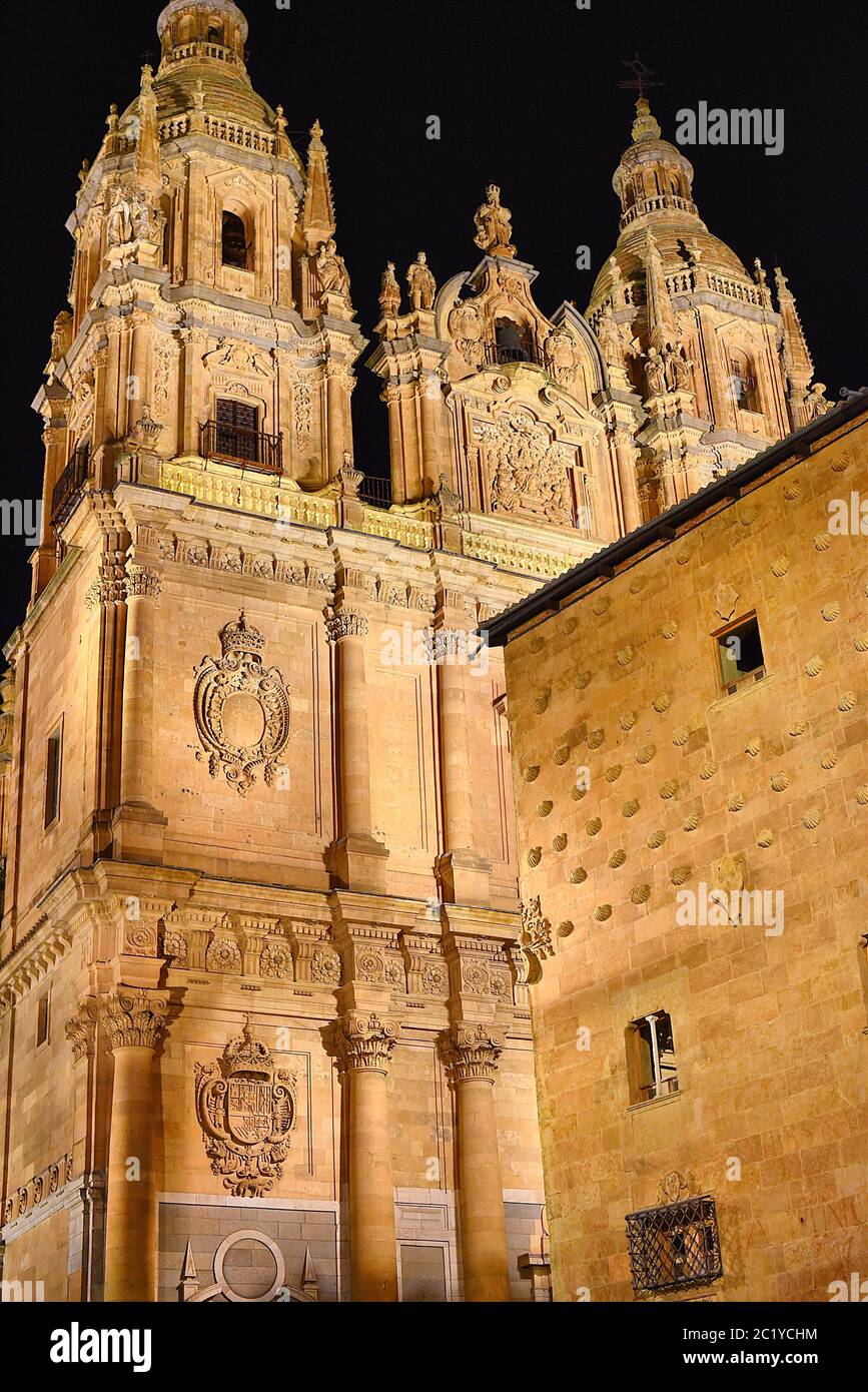 Clerecia und Casa de las conchas bei Nacht, Salamanca Stockfoto