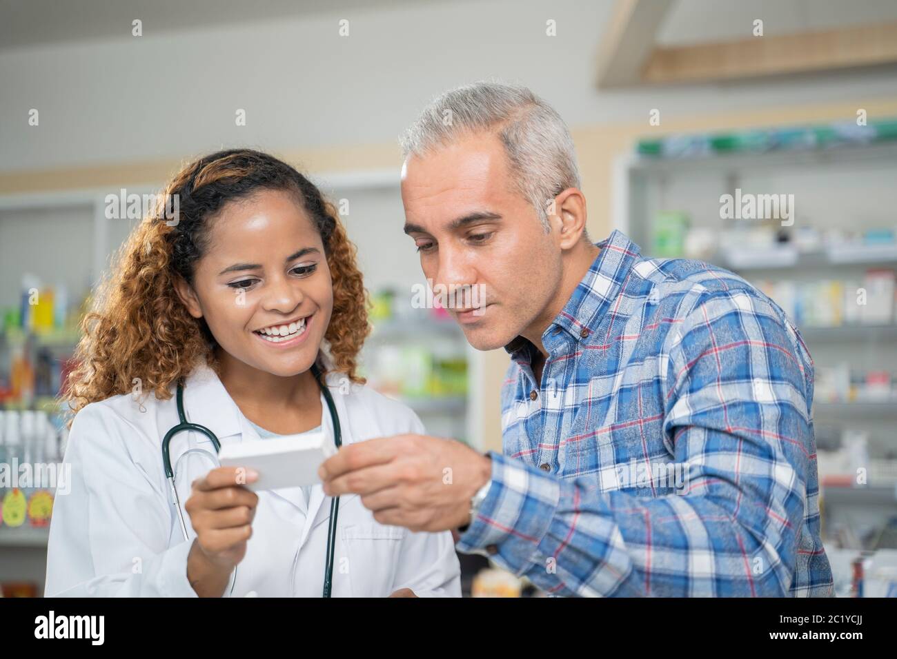 Apothekerin erklärt dem Menschen Medizin. Stockfoto