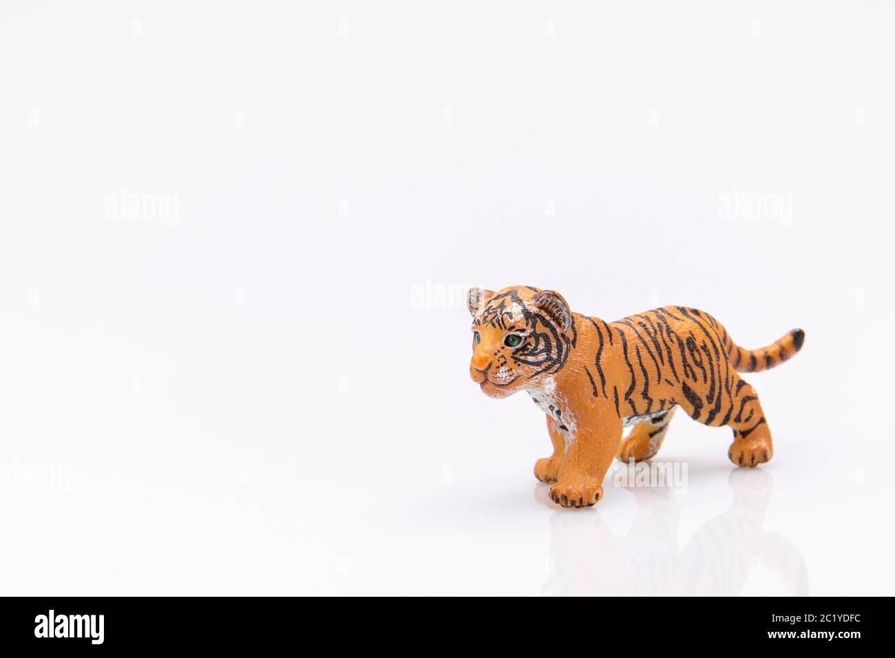 Nahaufnahme eines kleinen Tigers aus einem Plastikspielzeug isoliert auf weißem Hintergrund Stockfoto