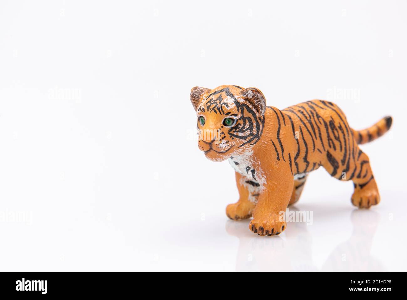Nahaufnahme eines kleinen Tigers aus einem Plastikspielzeug isoliert auf weißem Hintergrund Stockfoto