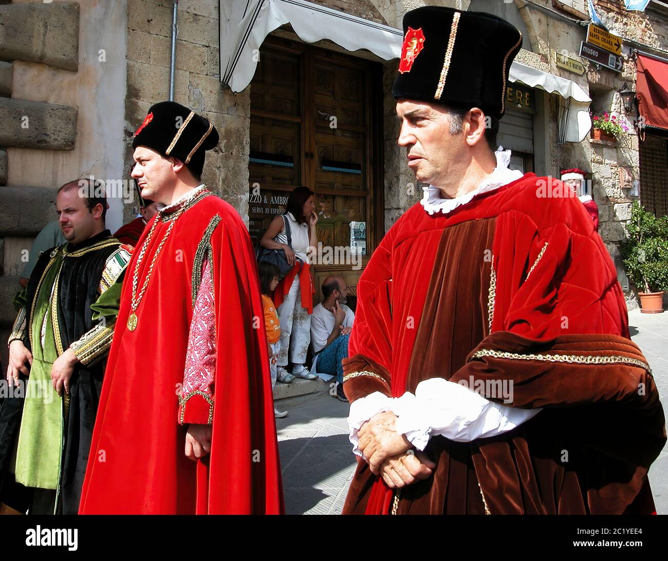 Mittelalterliche Saracen Joust, Giostra del Saracino. Traditionelle Parade in Kostüm zwischen den Straßen von Sarteano vor dem Jousting Turnier Stockfoto