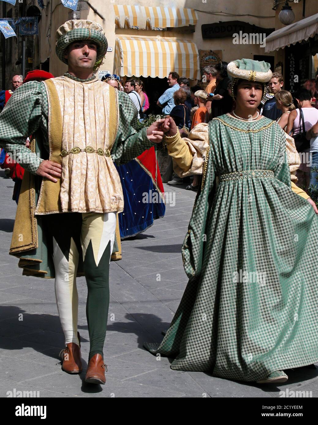 Mittelalterliche Saracen Joust, Giostra del Saracino. Traditionelle Parade in Kostüm zwischen den Straßen von Sarteano vor dem Jousting Turnier Stockfoto