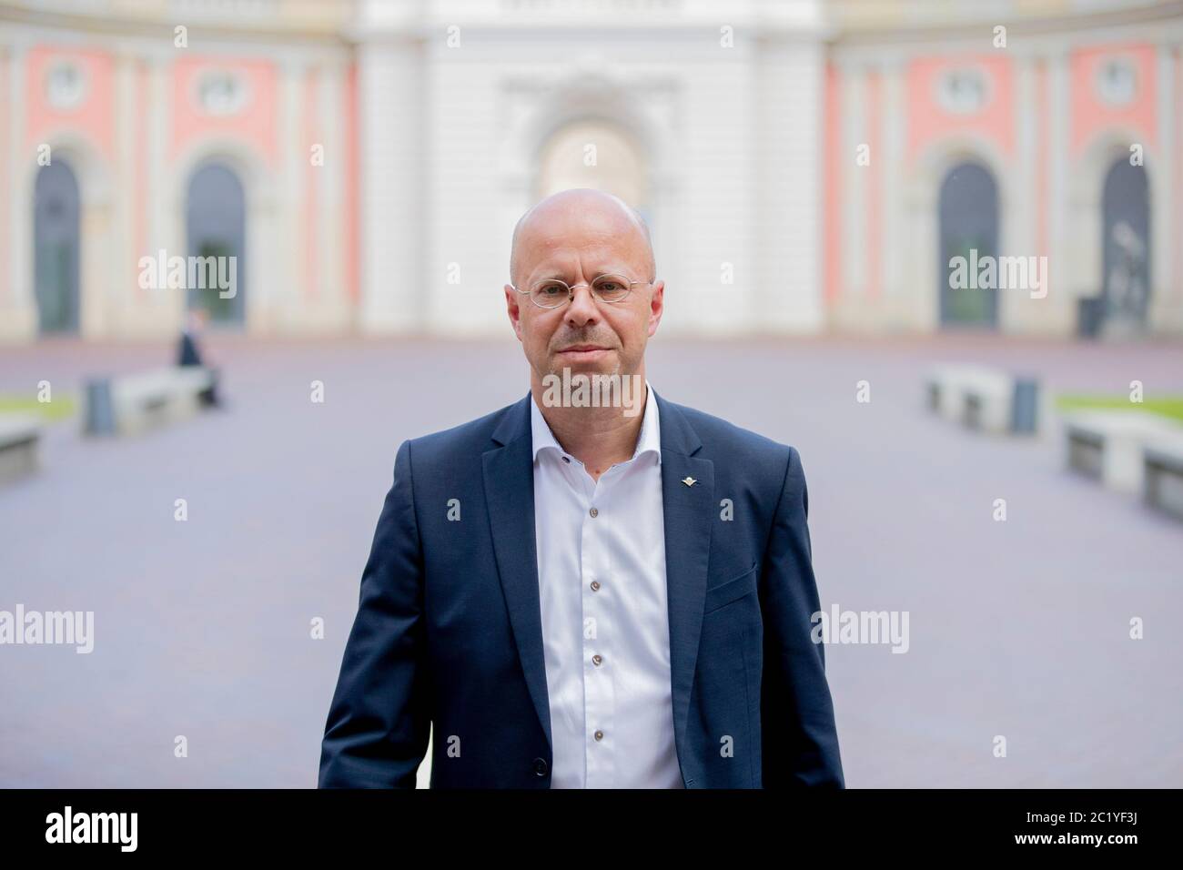 Potsdam, Deutschland. Juni 2020. Andreas Kalbitz, Parteienfremder der AfD-Fraktion im Brandenburger landtag, geht durch den Innenhof des Brandenburger landtags. Quelle: Christoph Soeder/dpa/Alamy Live News Stockfoto