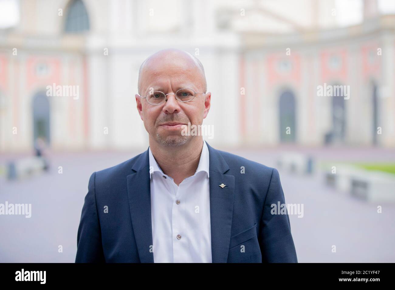 Potsdam, Deutschland. Juni 2020. Andreas Kalbitz, Parteienfremder der AfD-Fraktion im Brandenburger landtag, geht durch den Innenhof des Brandenburger landtags. Quelle: Christoph Soeder/dpa/ZB/dpa/Alamy Live News Stockfoto