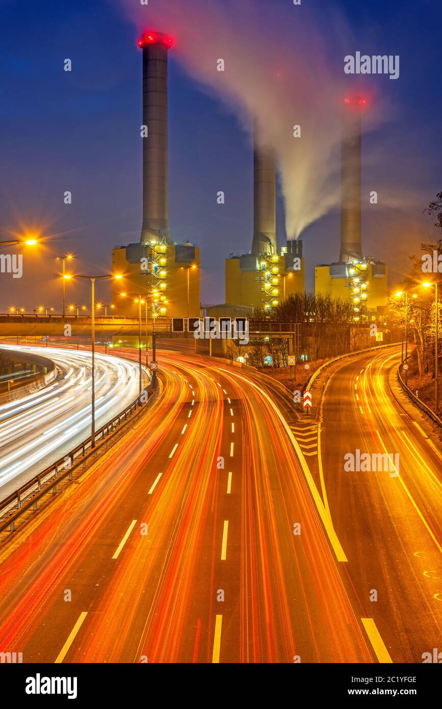 Power Station und Highway in der Morgendämmerung in Berlin gesehen, Deutschland Stockfoto