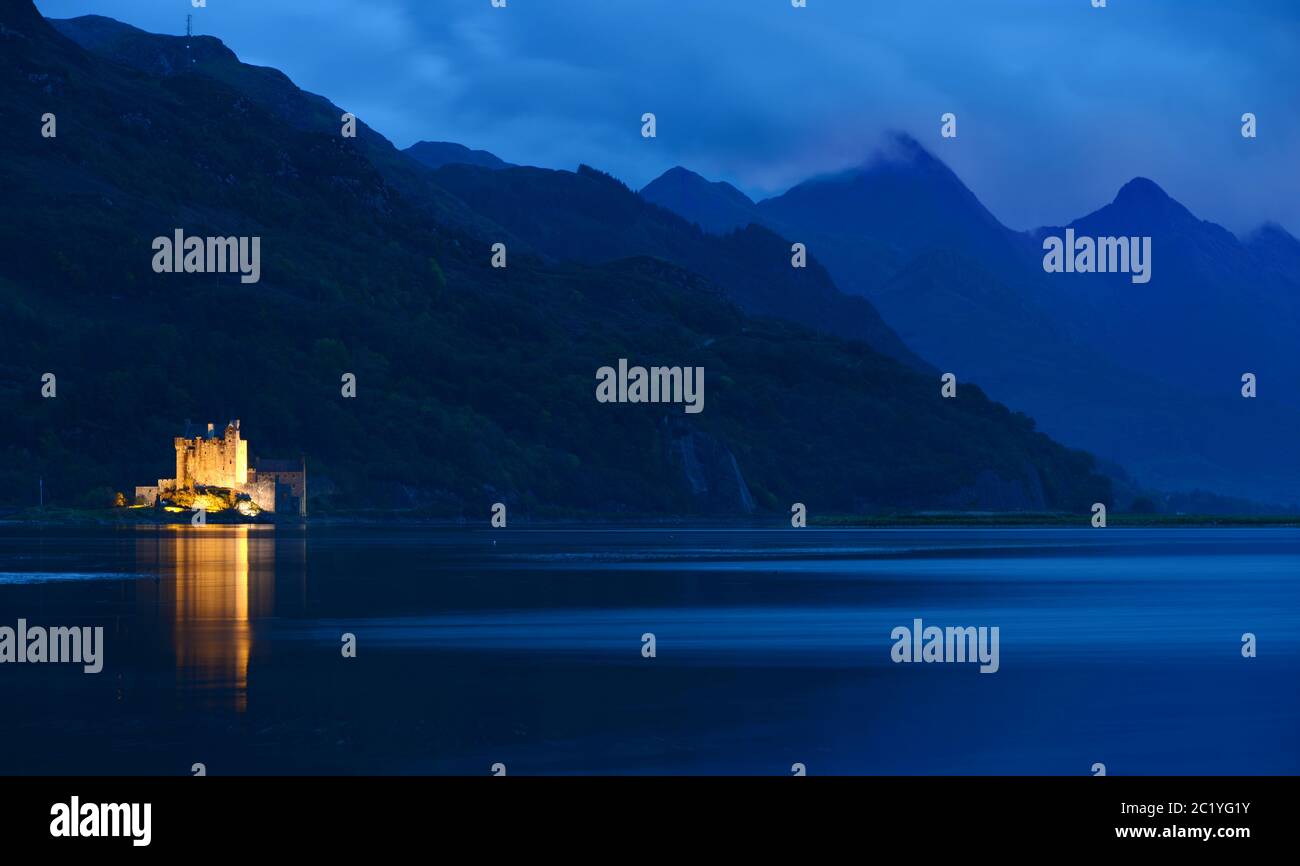 Ein Flutlicht Eilean Donan Castle und die fünf Schwestern von Kintail Stockfoto