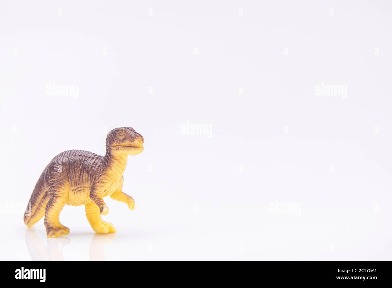 Nahaufnahme einer farbigen Plastik-Dinosaurier-Figur isoliert auf weißem Hintergrund Stockfoto