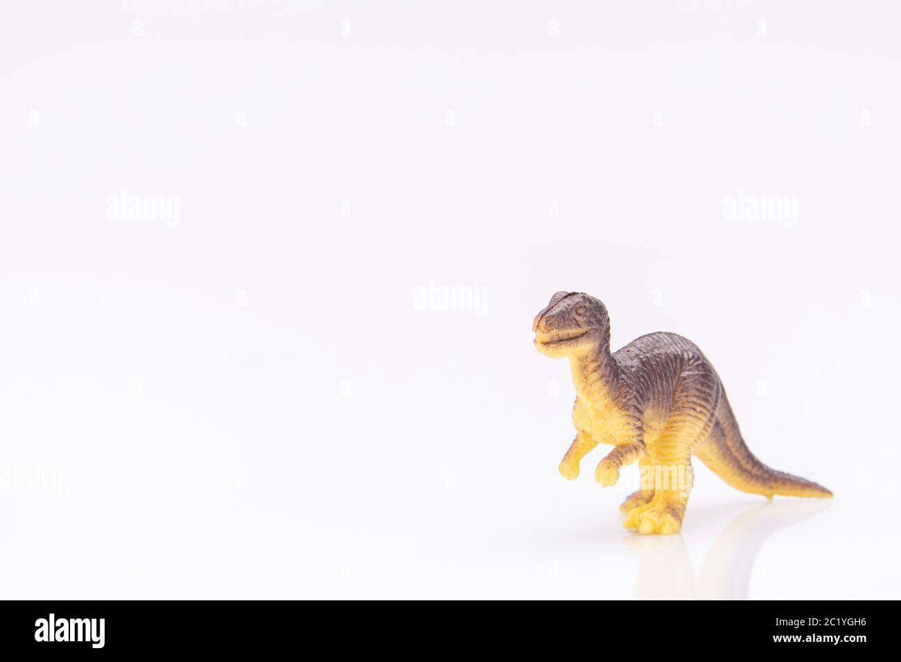 Nahaufnahme einer farbigen Plastik-Dinosaurier-Figur isoliert auf weißem Hintergrund Stockfoto