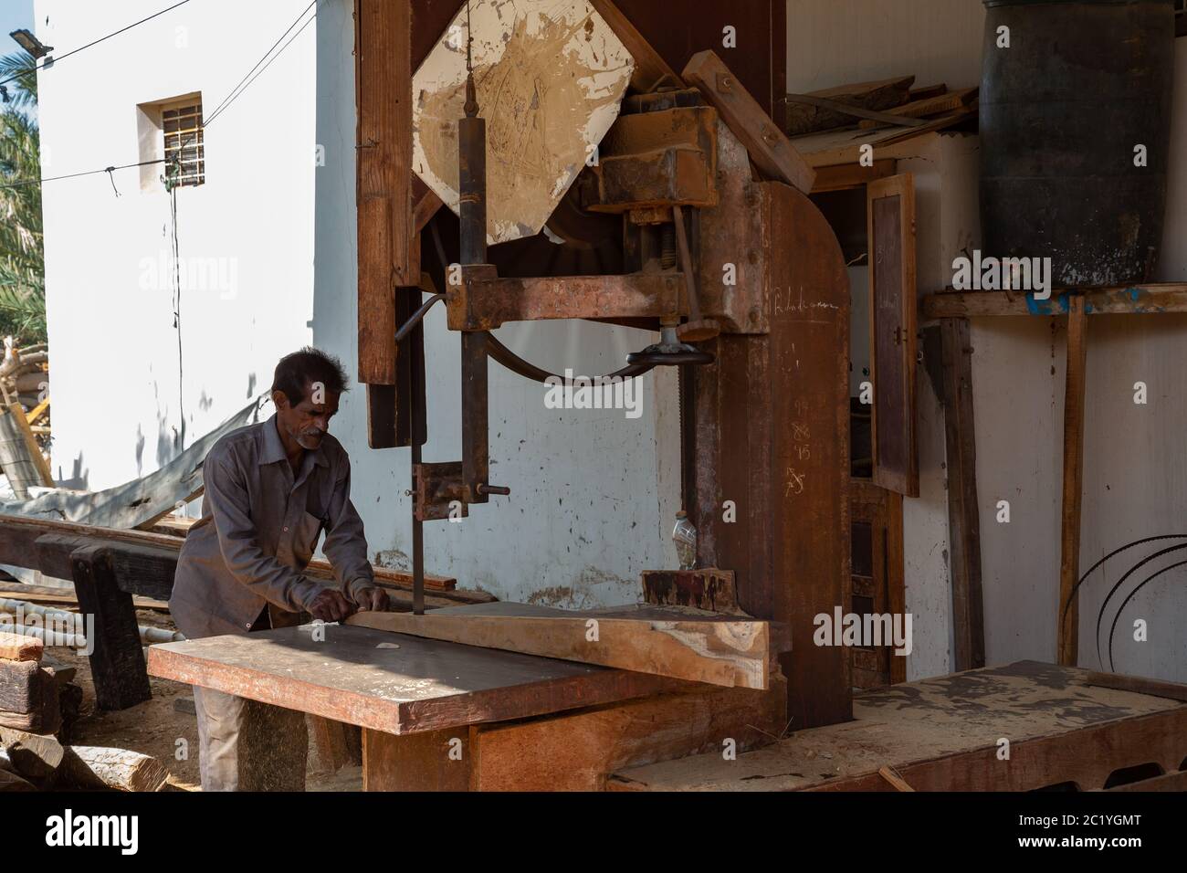 Sur, Oman - November 27 2019 Arbeiter sägen Schiffsbretter in traditionellen Dhow Kai in Sur, Oman Stockfoto