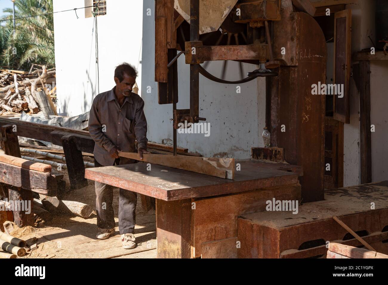 Sur, Oman - November 27 2019 Arbeiter sägen Schiffsbretter in traditionellen Dhow Kai in Sur, Oman Stockfoto
