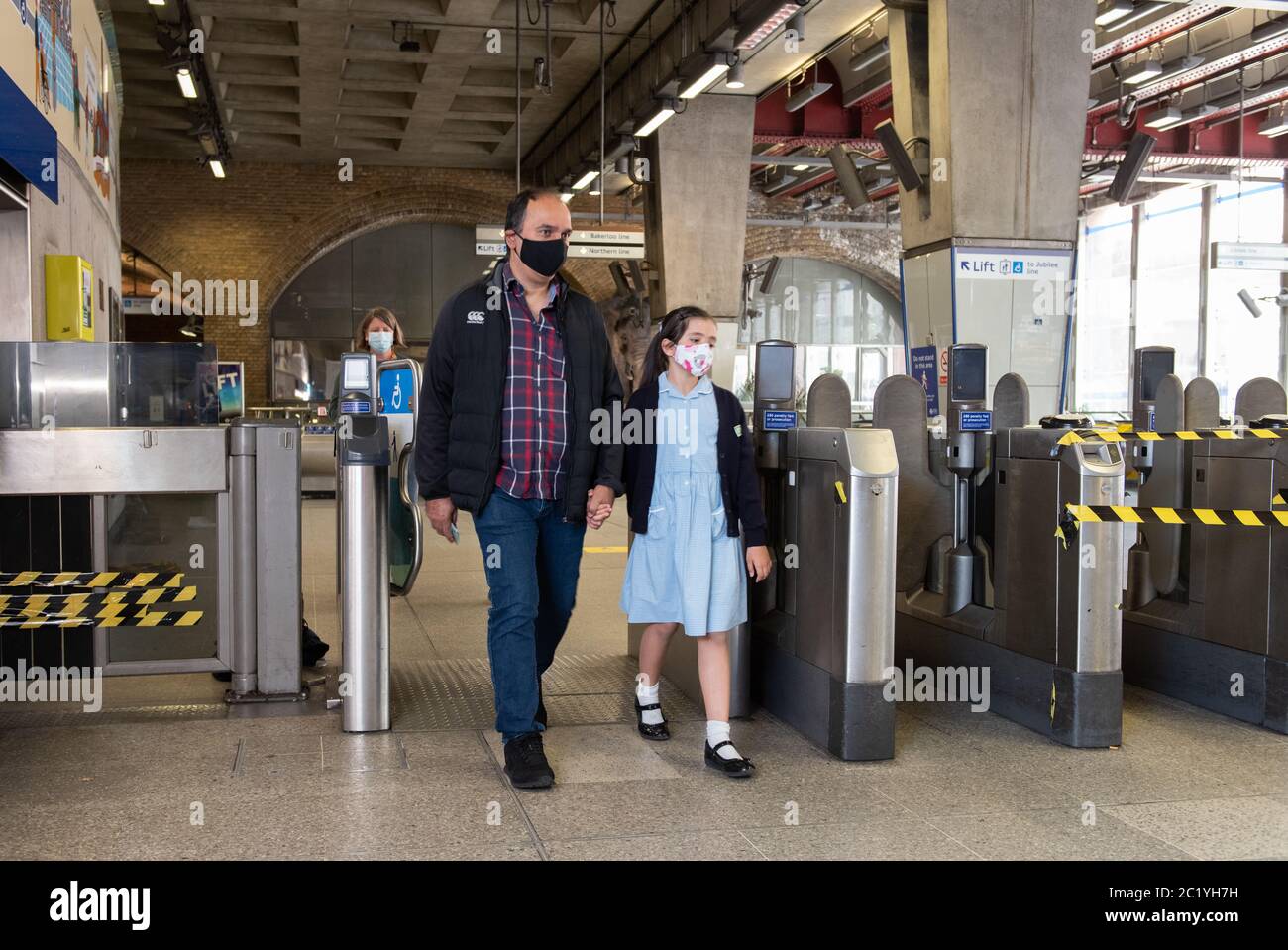 Kinder tragen Gesichtsmasken in öffentlichen Verkehrsmitteln. Ticketbarrieren, U-Bahnstation Waterloo. London, Großbritannien. Juni 2020. EINWILLIGUNGSFORMULARE UNTERZEICHNET FO Stockfoto