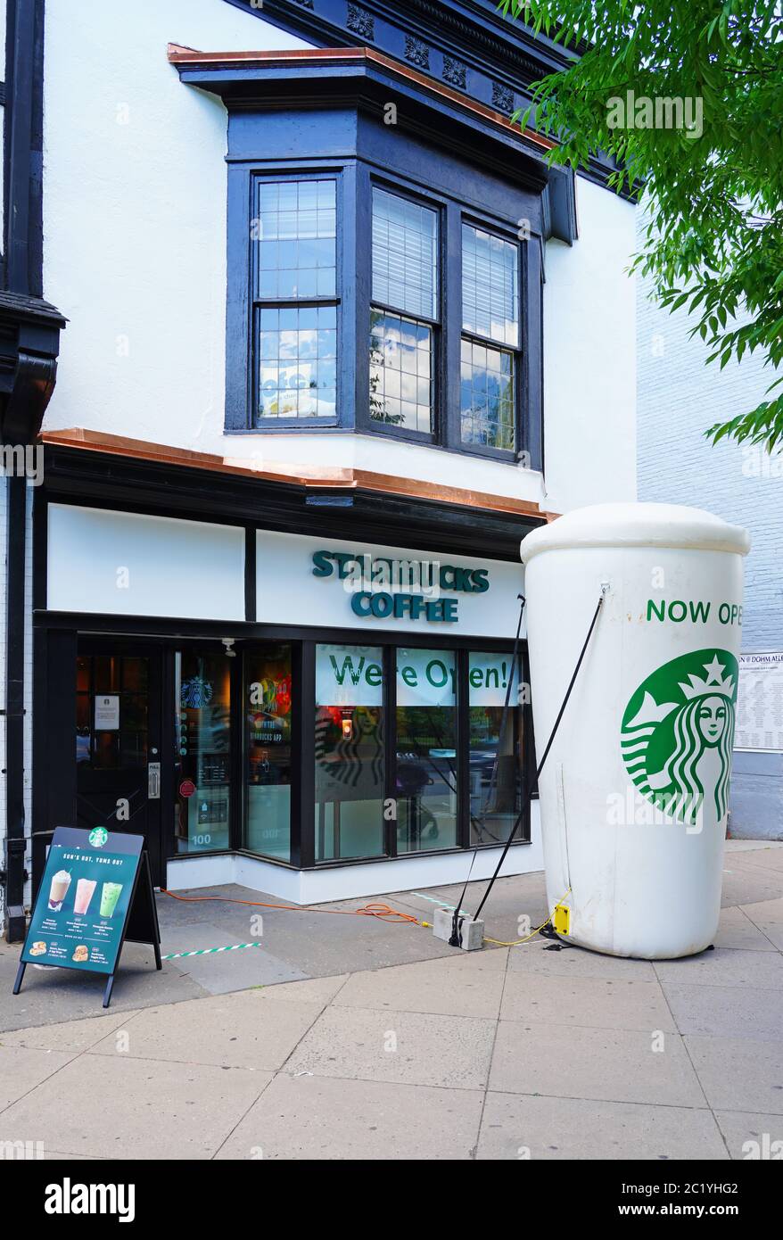 PRINCETON, New Jersey – 12. JUNI 2020 – Blick auf eine riesige Tasse Starbucks Coffee, die die Wiedereröffnung des Starbucks Stores in der Nassau Street in Princet signalisiert Stockfoto