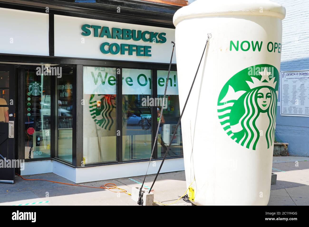PRINCETON, New Jersey – 12. JUNI 2020 – Blick auf eine riesige Tasse Starbucks Coffee, die die Wiedereröffnung des Starbucks Stores in der Nassau Street in Princet signalisiert Stockfoto