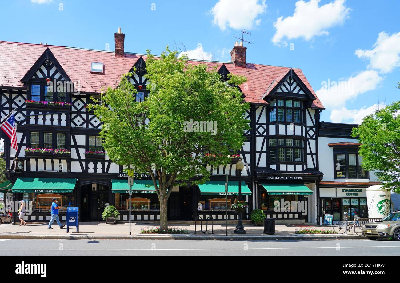 PRINCETON, New Jersey – 12. JUNI 2020 – Blick auf eine riesige Tasse Starbucks Coffee, die die Wiedereröffnung des Starbucks Stores in der Nassau Street in Princet signalisiert Stockfoto