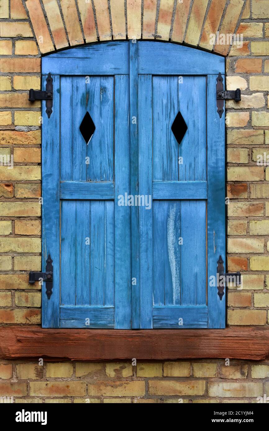 blauen Fensterläden Stockfoto