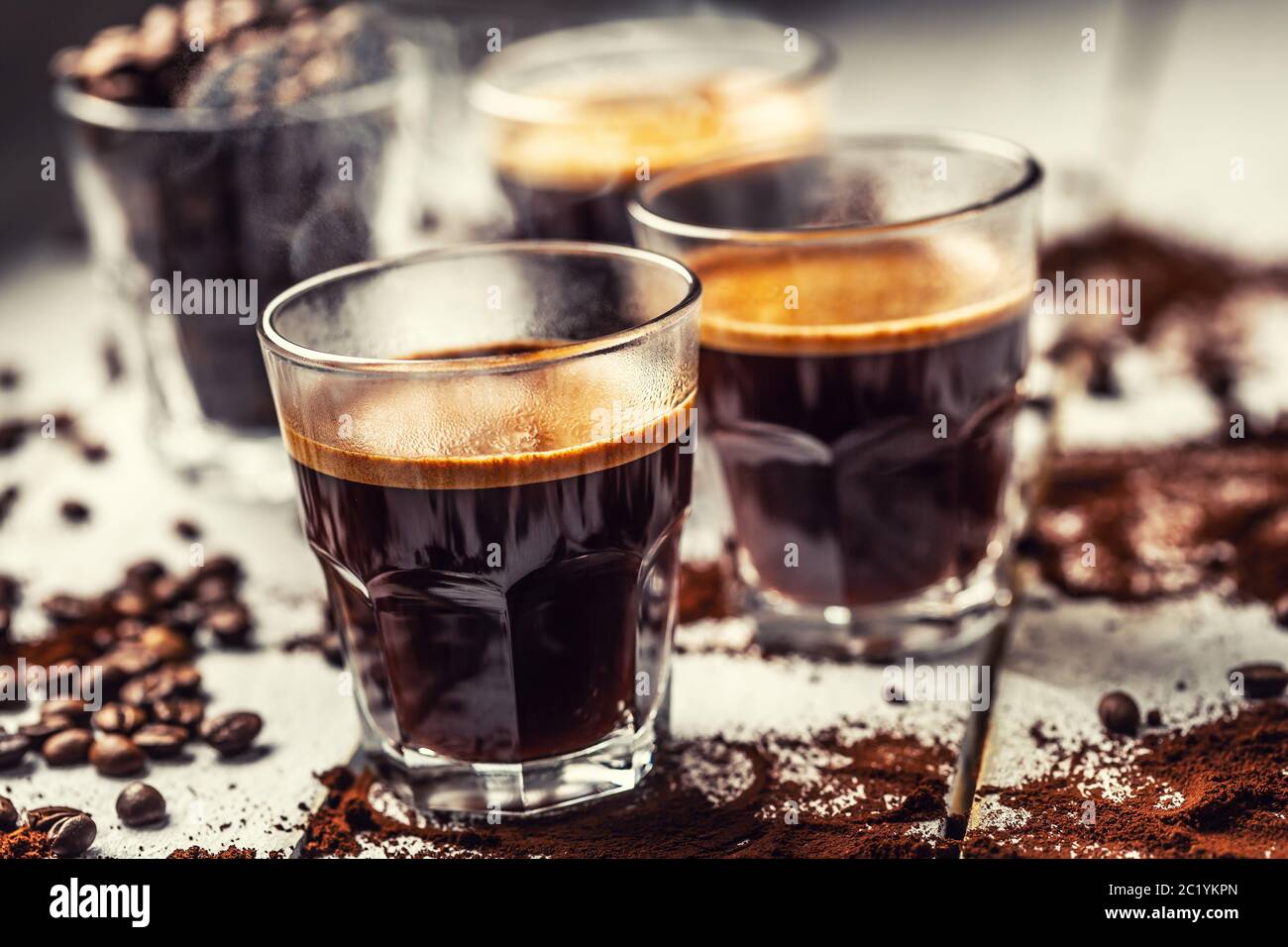 Schwarzer türkischer Kaffee in Glassbechern und verschüttete Kaffeebohnen Stockfoto