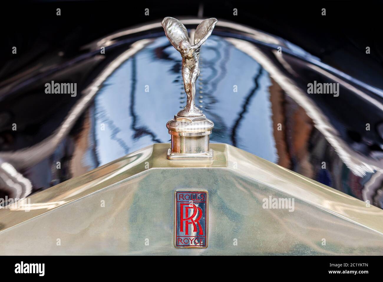 Drempt, Niederlande - 22. August 2014: Vorderansicht eines schwarzen Rolls Royce Oldtimers aus dem Jahr 1930 im niederländischen Drempt Stockfoto