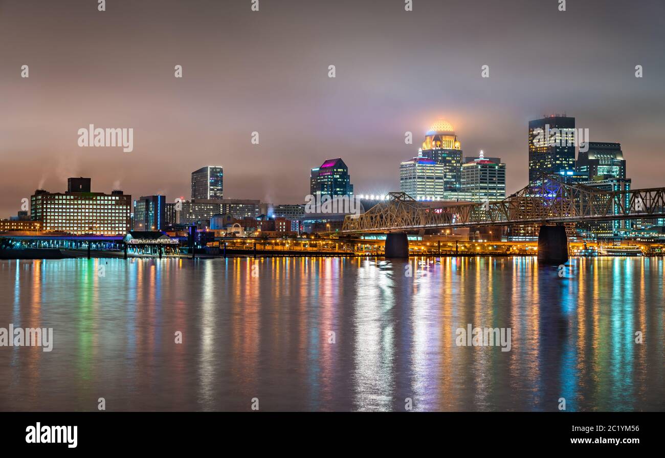 Nächtliche Skyline von Louisville, Kentucky über dem Ohio River Stockfoto