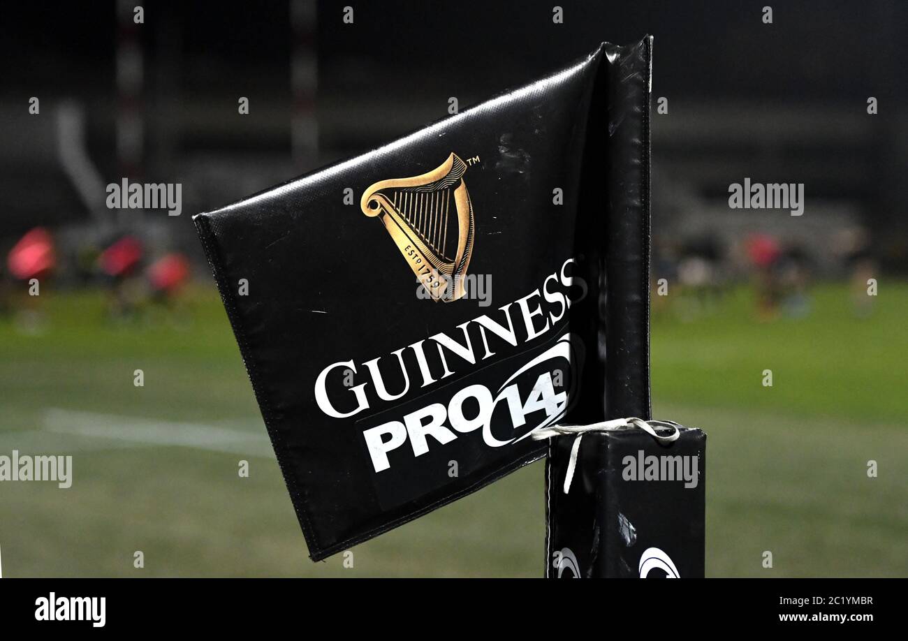 Guinness-Logo auf dem Spielfeld, während des Guinness Pro 14-Turniers, Zebre gegen Münster, in Legnano. Stockfoto