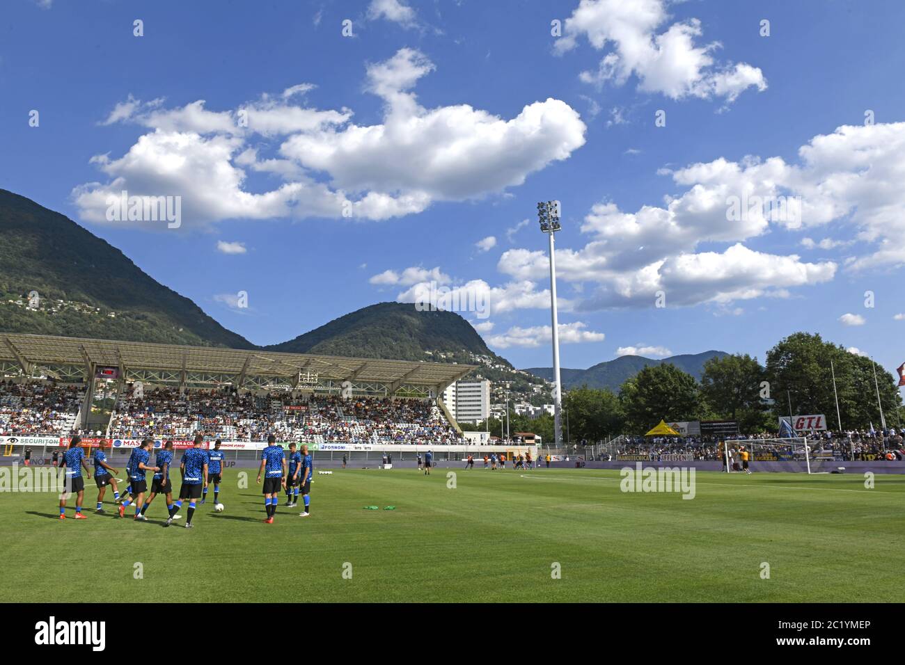 Inter Mailand Fußballspieler trainieren im Freien auf dem grünen Feld des Cornaredo Stadion, in Lugano. Stockfoto
