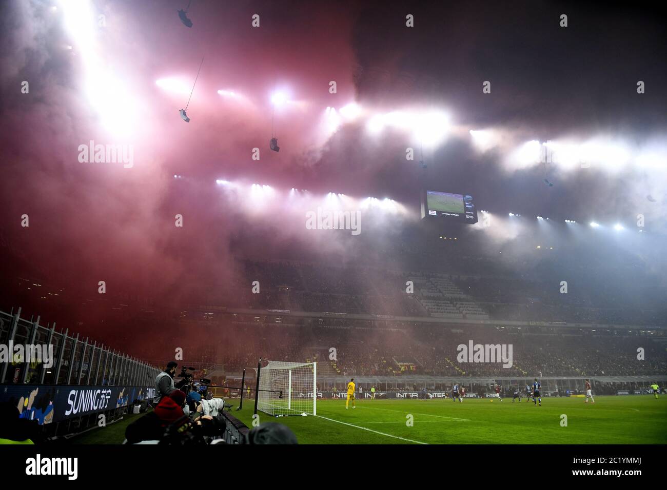 Rauchbomben, die von Fans im fußballstadion von san siro geworfen wurden. Stockfoto