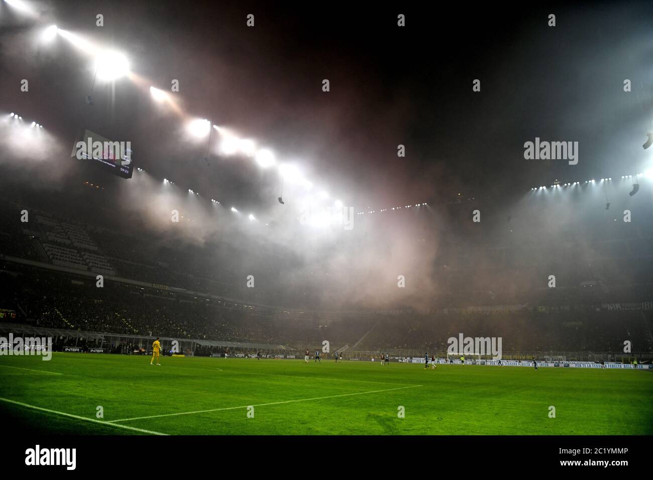 Rauchbomben, die von Fans im fußballstadion von san siro geworfen wurden. Stockfoto