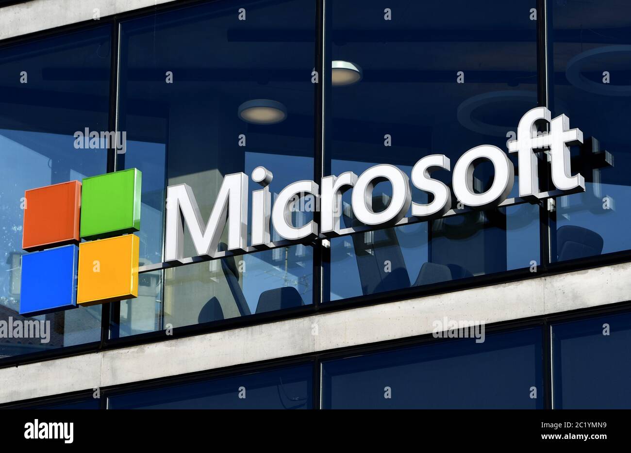 Microsoft-Logo-Firma an der Fensterfassade der neuen Microsoft-Zentrale, in Mailand. Stockfoto