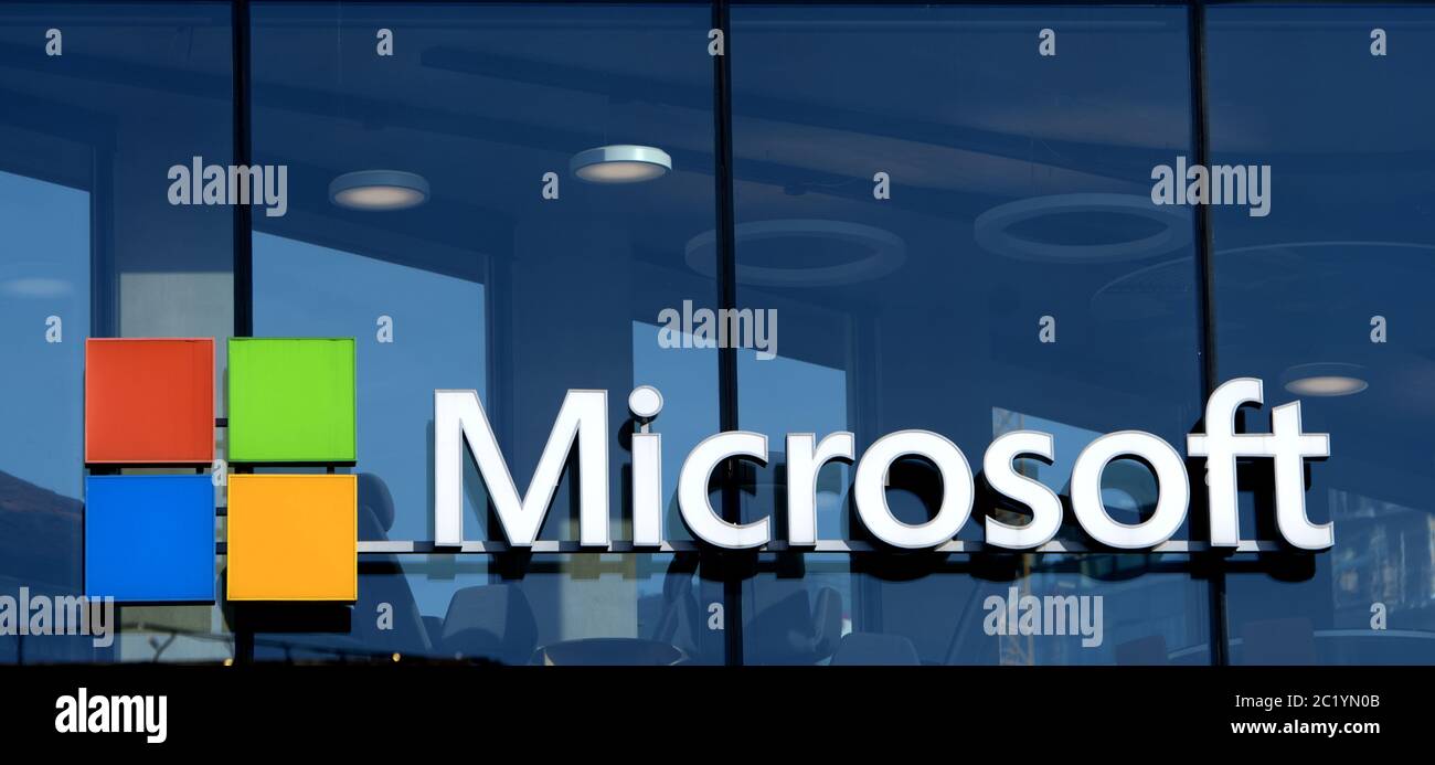 Microsoft-Logo-Firma an der Fensterfassade der neuen Microsoft-Zentrale, in Mailand. Stockfoto