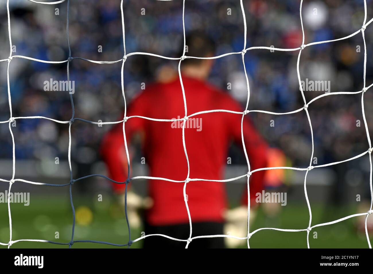 Fußball Tor Pfosten Netz mit Torwart im Hintergrund, in Bergamo. Stockfoto