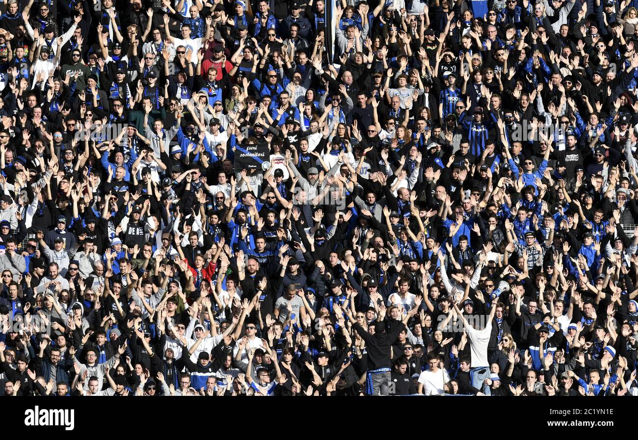 Atalanta's Fußballfans unterstützen ihr Team während des italienischen Serie-A-Fußballmatches in Bergamo. Stockfoto