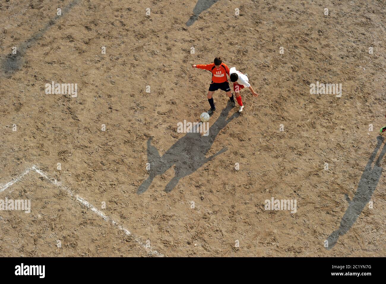 Draufsicht auf das Fußballspiel der Kinder während des CSI-Turniers im Oratorio San Giovanni Nepomuceno in Mailand. Stockfoto