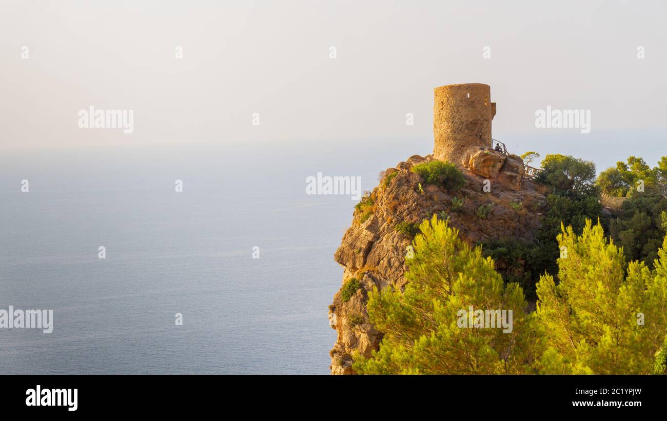 Alter Wachturm auf einem Berg in der Serra de Tramuntana. Ehemaliges Piratenversteck. Wanderabenteuer. Spanische Insel Mallorca (Mallorca). Stockfoto