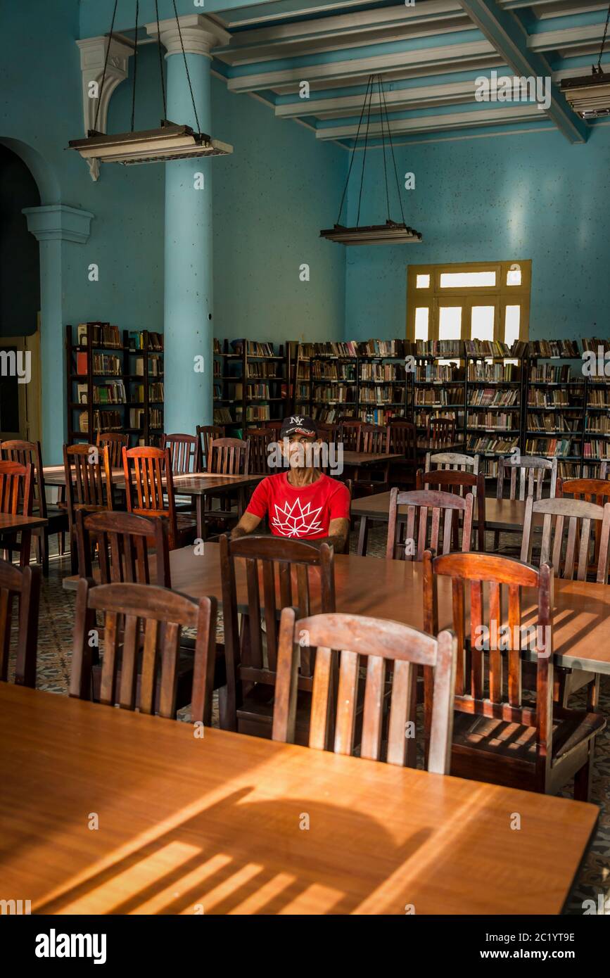 Hausmeister in der Marti Bibliothek im ehemaligen Rathaus, Santa Clara, Kuba Stockfoto