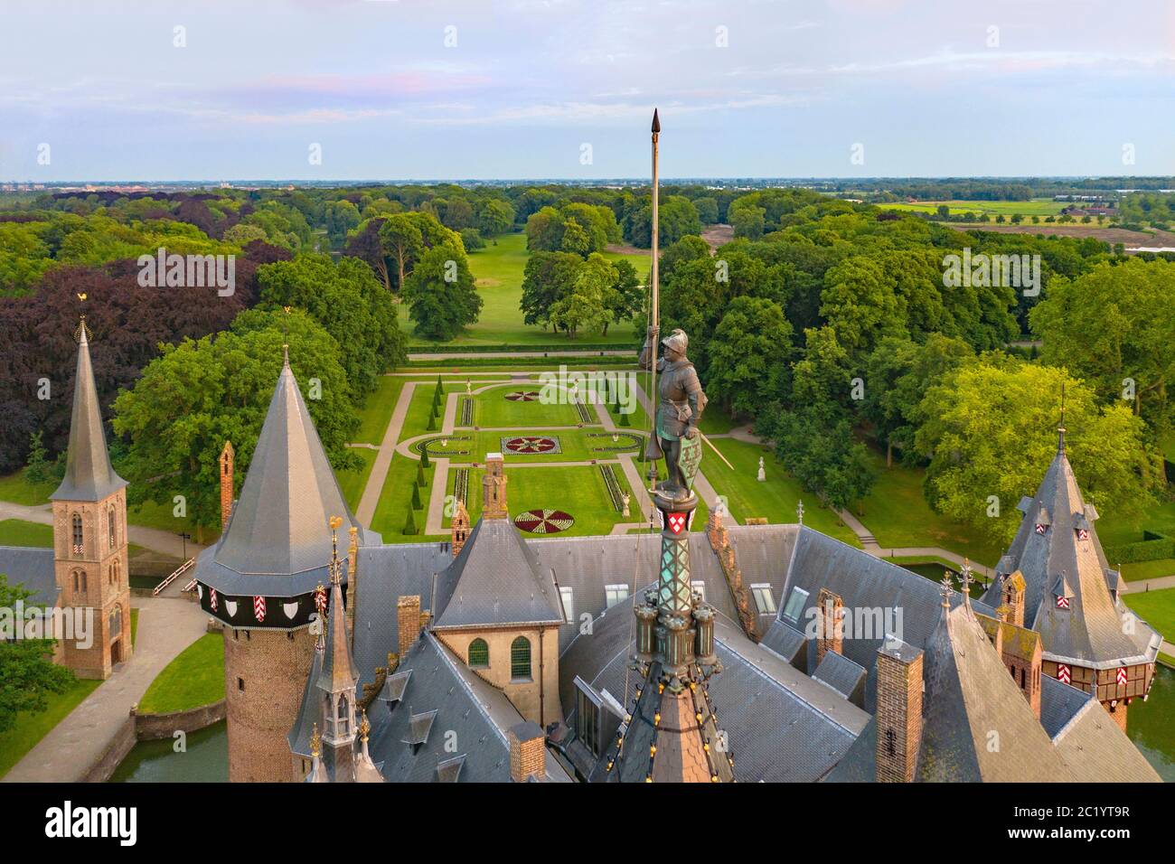 Luftaufnahme von Schloss De Haar mit Wappentier, einem neoklassizistischen Wahrzeichen, Haarzuilens, Utrecht, Niederlande, Stockfoto