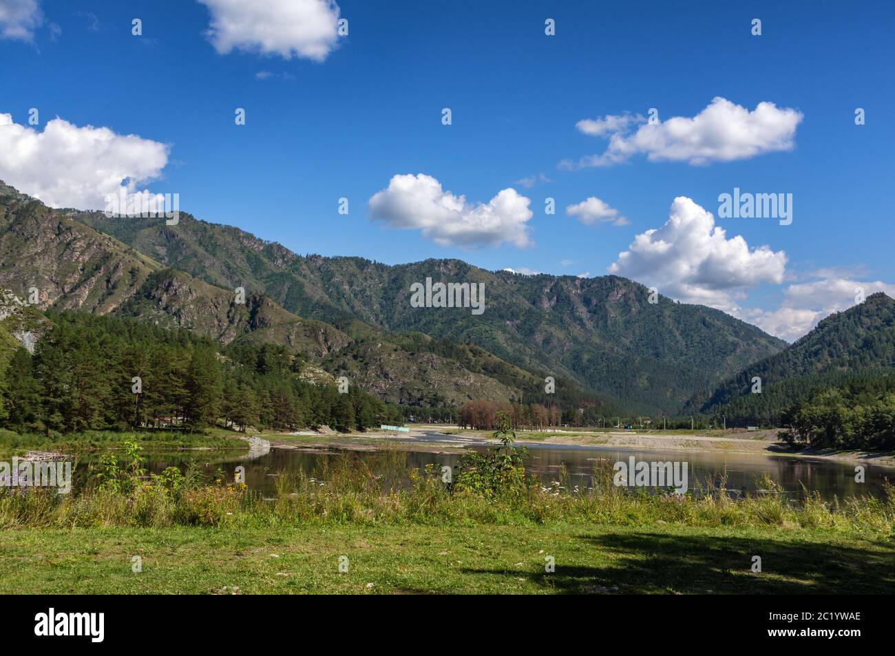 see zwischen den Bergen mit viel Grün bedeckt Stockfoto