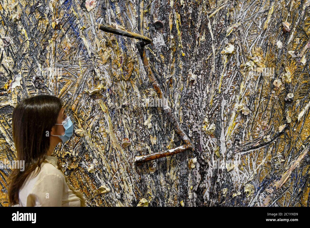 London, Großbritannien. 16. Juni 2020. Ein Mitarbeiter mit Gesichtsbespannung blickt 'Memento Mori', 2020, von Anselm Kiefer am Eröffnungstag der neuen Ausstellung 'Art Basel at Ely House' in der Galerie Thaddaeus Ropac in Mayfair. Die kommerzielle Galerie hat für Besucher Richtlinien zur sozialen Distanzierung für die Wiedereröffnung eingeführt, nachdem die Beschränkungen für die Sperrung durch die britische Regierung durch die Coronavirus-Pandemie gelockert wurden. Die Ausstellung läuft vom 16. Juni bis 31. Juli 2020. Kredit: Stephen Chung / Alamy Live Nachrichten Stockfoto