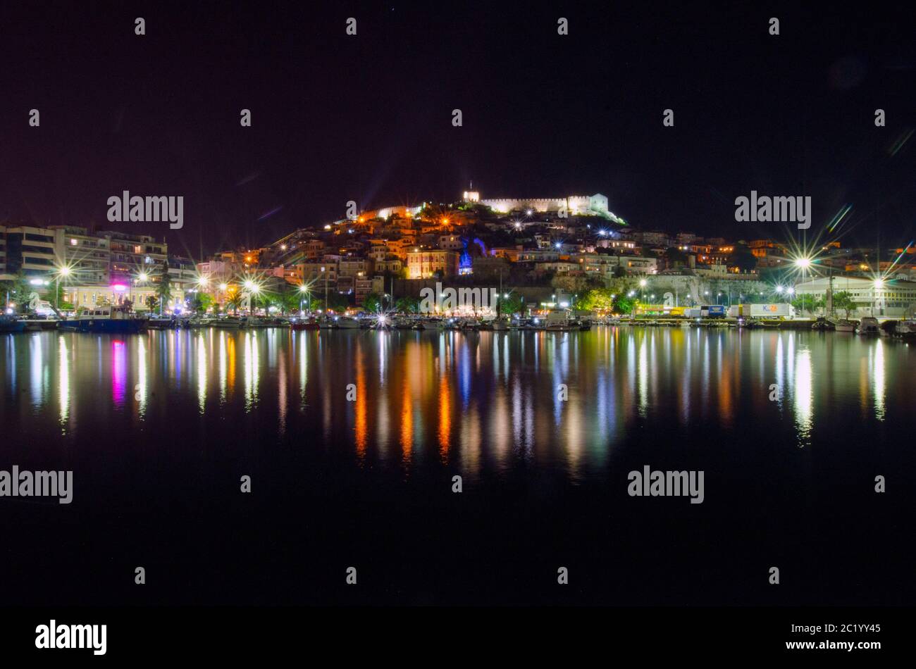 Allgemeine Nachtansicht der Burg dominiert das Stadtbild von Kavala Griechenland Stockfoto