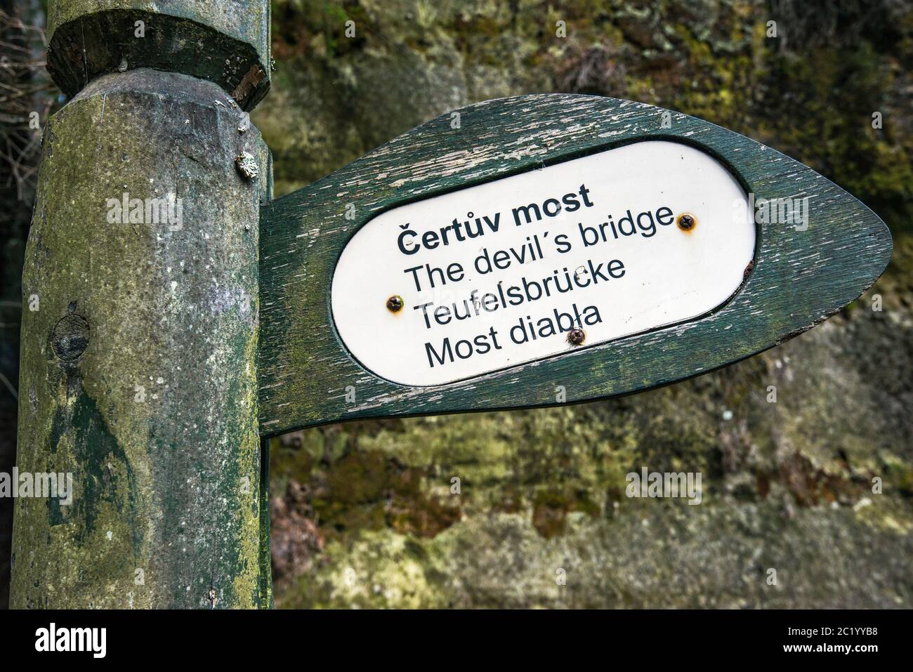 Mehrsprachiges Schild an der Devils Brücke (Certuv Most), Sandsteinformation an den Adršpach Felsen, Adršpach-Teplice Felsen Natl Naturschutzgebiet, Tschechische Republik Stockfoto