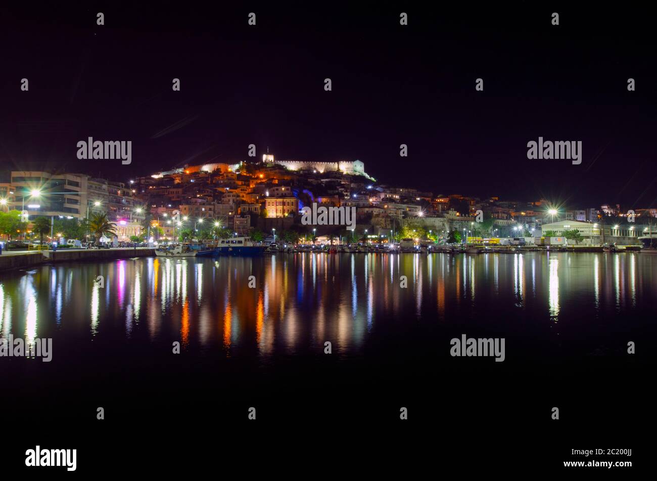 Allgemeine Nachtansicht der Burg dominiert das Stadtbild von Kavala Griechenland Stockfoto