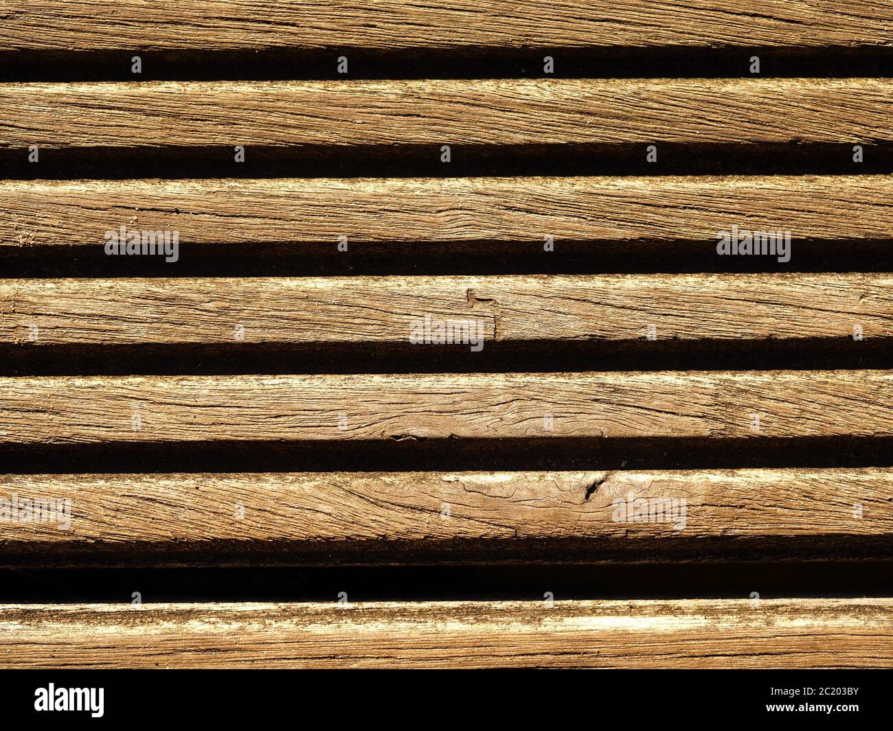 Holzverdeck mit horizontalen Lamellen als Hintergrund Stockfoto